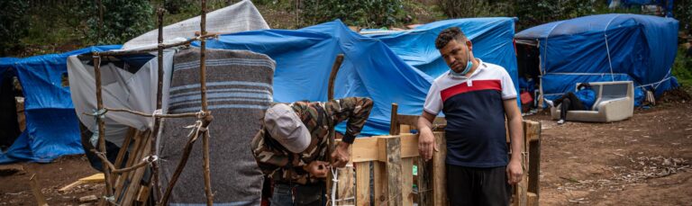 La creación de macro campamentos dificulta la convivencia de las personas migrantes, provocando deterioro de su salud y sufrimiento.