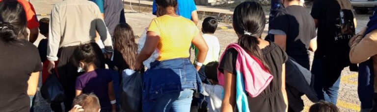 Las personas migrantes viajaban hacinadas en la caja del transporte de carga, cuyo chofer perdió el control debido al exceso de velocidad y huyó.