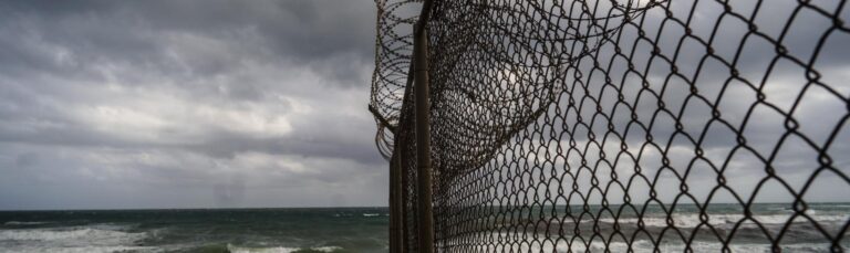 Decenas de jóvenes quedaron atrapados entre los muros y rejas del dispositivo de cruce fronterizo en Melilla.