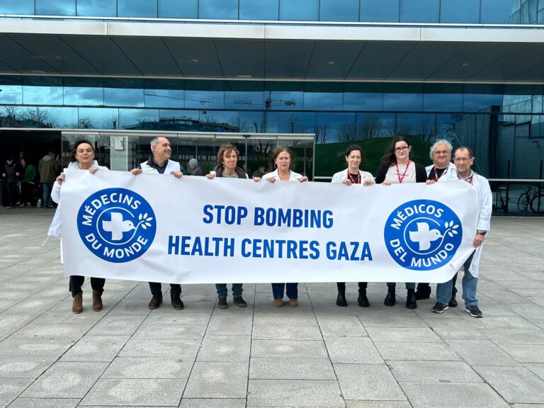 Actividad en Oviedo de Médicos del Mundo para que cesen las bombas en los centros de salud de Gaza, 1 de marzo de 2024.