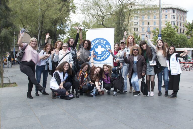 Voluntariado y equipo técnico de Médicos del Mundo Catalunya en una foto de familia.