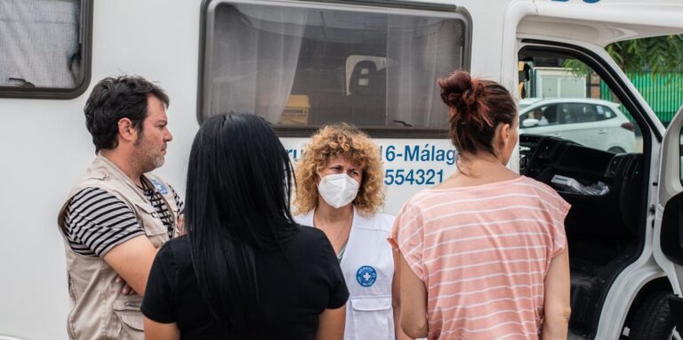 Equipo de intervención de Médicos del Mundo Andalucía junto a la unidad móvil con la que realizan salidas sociosanitarias en Málaga.