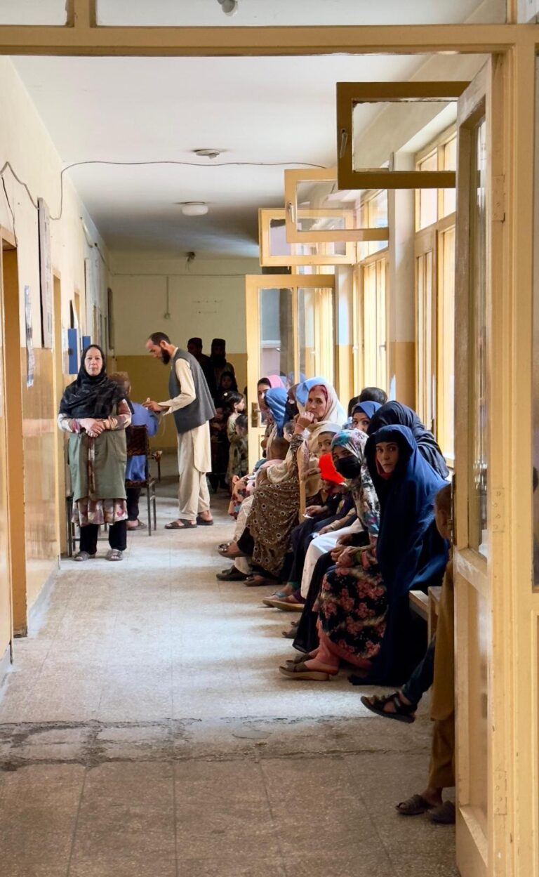 Sala de espera de un hospital afgano en Kabul.