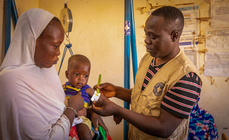 Medición del estado de nutrición de un niño en Burkina Faso. ©Imelda Sarl