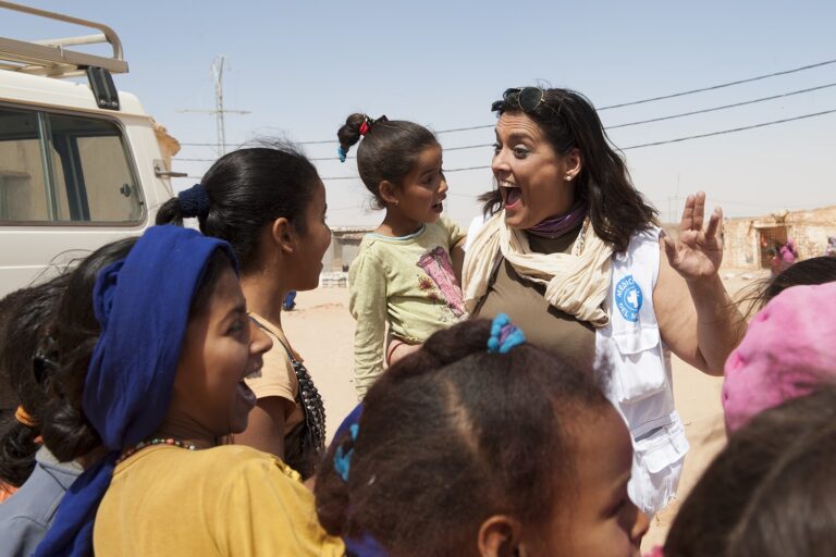 Una cooperante juega con niñas en los campamentos de personas refugiadas en Tinduf.