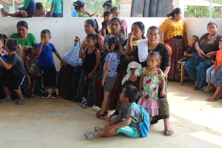 Mujeres y sus hijos en el programa de Nutrición en Guatemala.