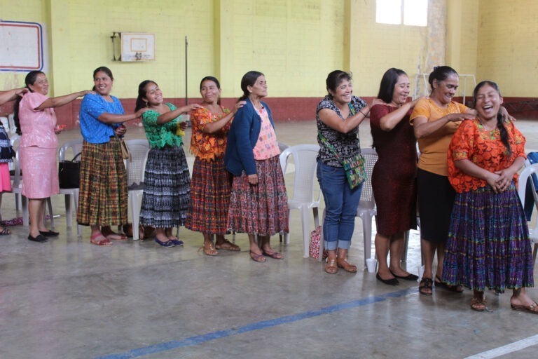 Mujeres en un taller de derechos humanos y género.