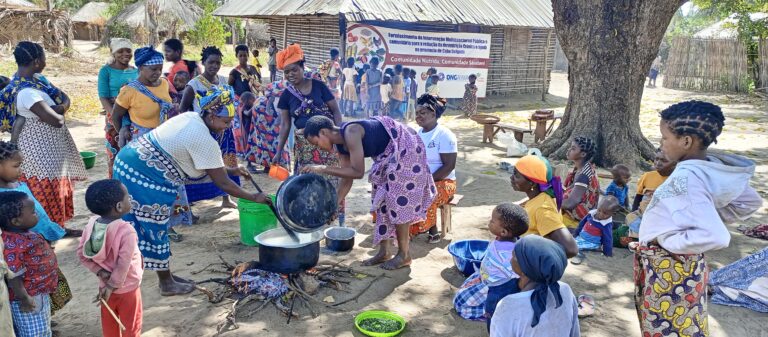 Demostración culinaria en la comunidad melapani en Montepuez, Mozambique.