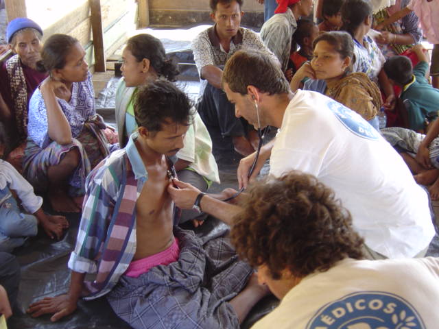 Atención tras el tsunami en Indonesia. 2005