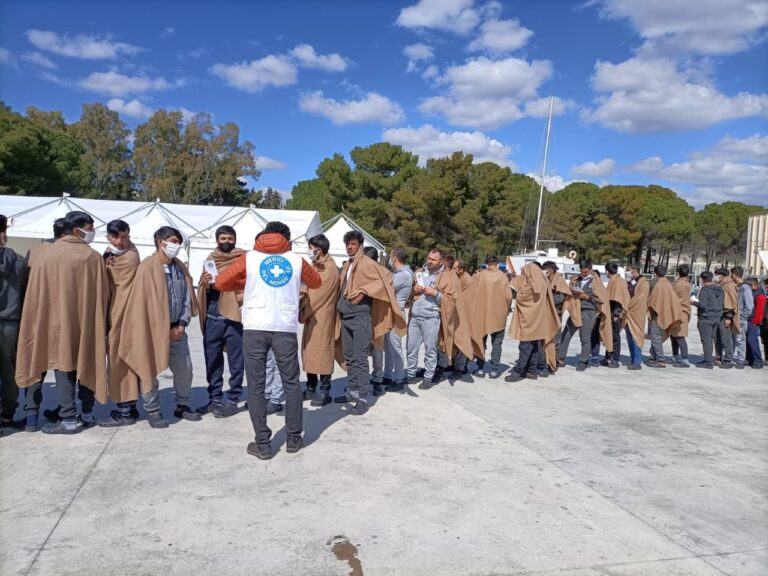 MdM Italia unas 185 personas desembarcaron en Roccella Ionica, en Calabria, muchas de ellas menores no acompañados.