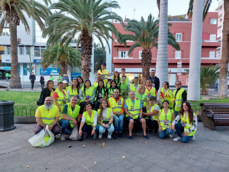 Equipo de la sede autonómica de Médicos del Mundo Canarias junto al voluntariado para la celebración de la San Silvestre de Las Palmas de Gran Canaria.