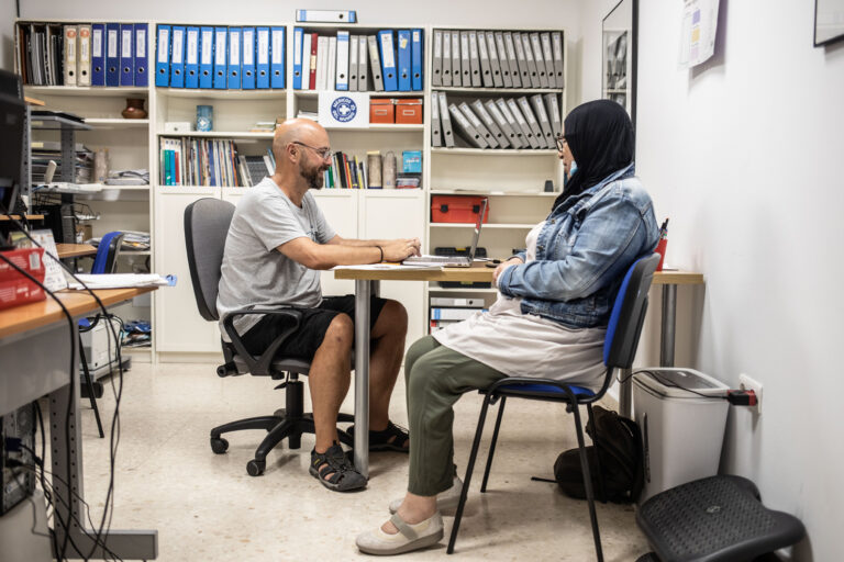 Consulta de Médicos del Mundo Andalucía en Sevilla. Fotografía de César Dezfuli.