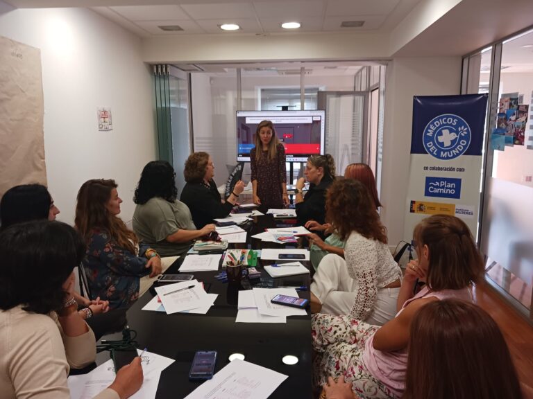 Reunión en la oficina de Médicos del Mundo Cantabria en el marco del Plan Camino.