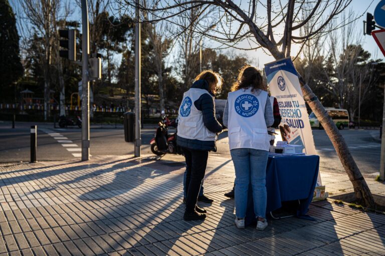 Grupo con chalecos de Médicos del Mundo sensibiliza sobre el acceso a la salud