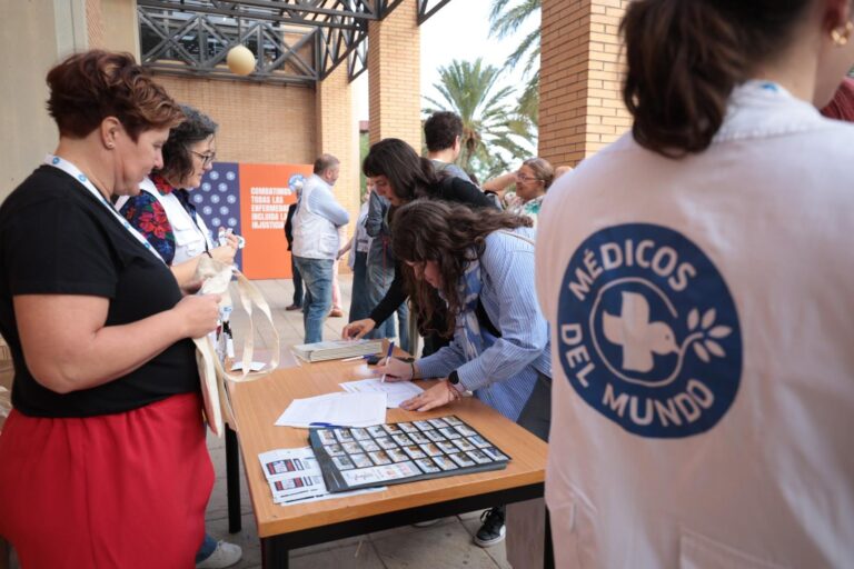 Mesa de recepción de asistentes al II Congreso de Accesibilidad a los Sistemas Públicos de Salud.