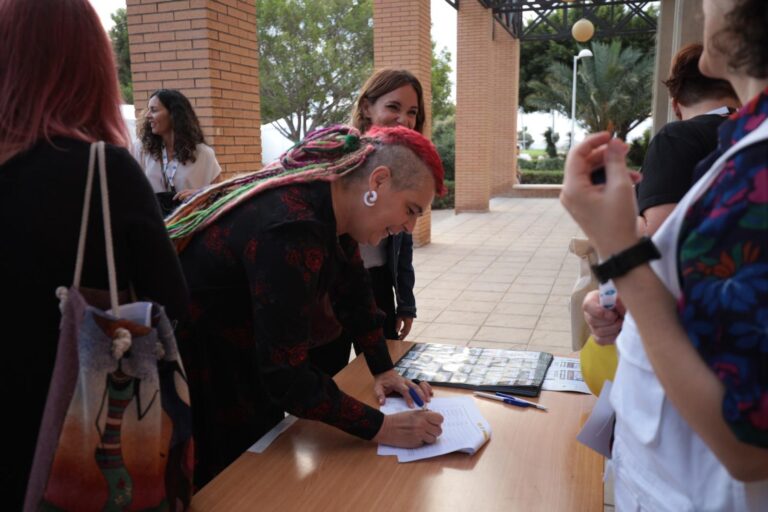 Asistentes al II Congreso celebrado en octubre de 2023 en la Universidad de Almería se acreditan a la entrada.