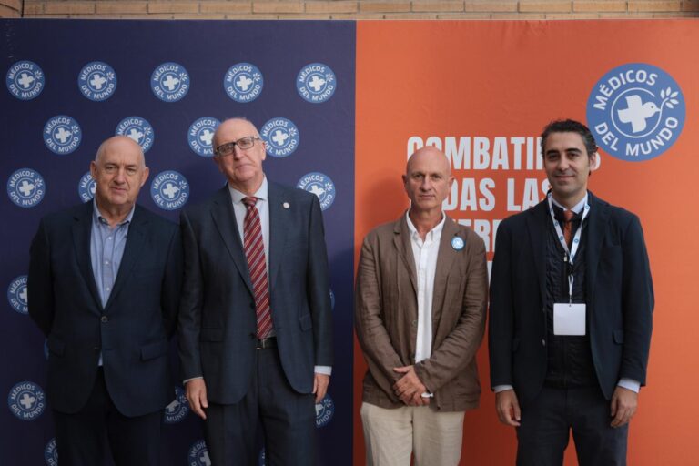 Participantes en la mesa inaugural del II Congreso de Accesibilidad de Médicos del Mundo en la Universidad de Almería.