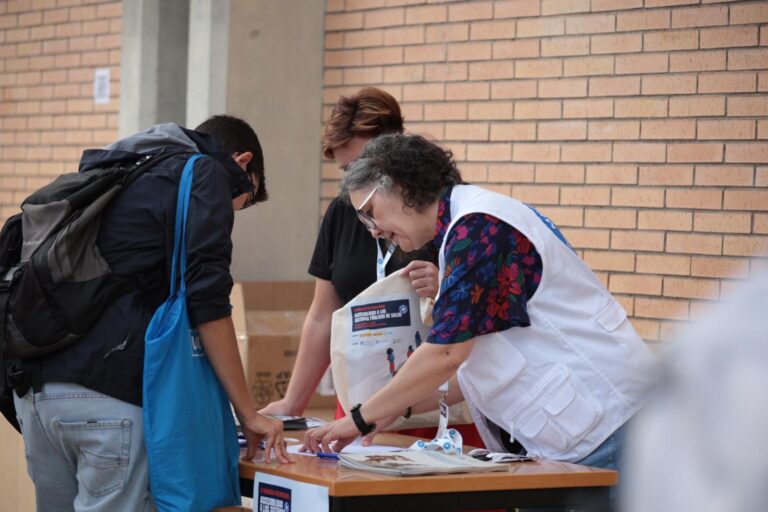 Acreditación de asistentes a la entrada del auditorio de la Universidad de Almería.