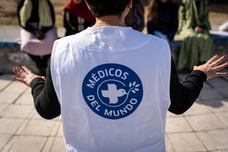 Logotipo de Médicos del Mundo en el chaleco de una de las trabajadoras de la ONG sanitaria. Fotografía de Ignacio Marín.