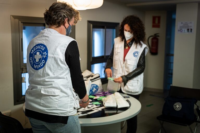 Preparativos del equipo de Médicos del Mundo Asturias preparado para la intervención psicosocial. Copy: fotografía de Ignacio Marín para Médicos del Mundo.