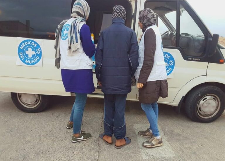 Equipo de Médicos del Mundo en Melilla atienden a una persona que se ha acercado a la unidad móvil.