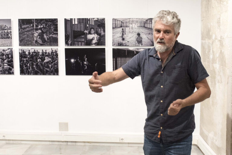 El presidente de Médicos del Mundo Illes Balears presenta la exposición del Premio Luis Valtueña a escolares en el Menorca Doc Fest-Fotografía-David-Arquimbau-Sintes.