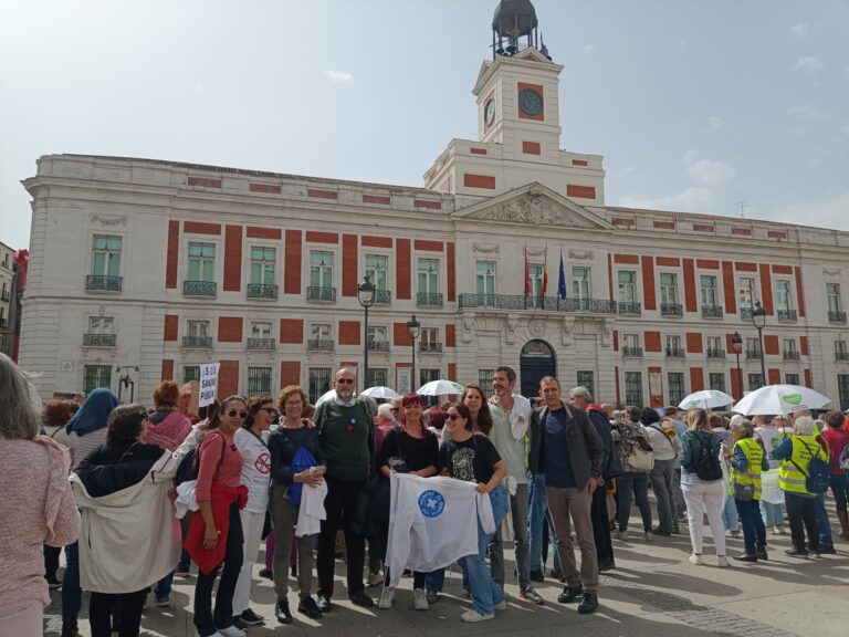 Cadena humana en la Puerta del Sol de Madrid celebrada con motivo del Día de la Salud, ,7 de abril de 2024, convocada por varias organizaciones, entre ellas, la sede autonómica de Médicos del Mundo Comunidad de Madrid.