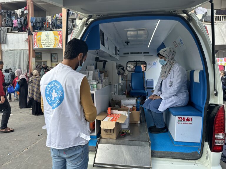 Trabajamos con equipos médicos móviles en refugios de emergencia a lo largo y ancho de Gaza, donde miles de personas esperan asistencia sanitaria.