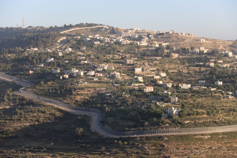 El pueblo de Al Walaja completamente rodeado por el muro militar israelí desde que fue construido en 2000 Cisjordania, territorio palestino ocupado