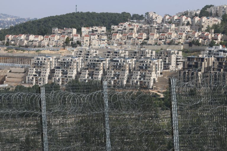 Asentamiento ilegal israelí de Gilo desde el interior de Al Walaja, con el muro militar israelí en medio.