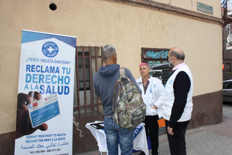 Un equipo de Médicos del Mundo Comunidad de Madrid informa sobre las unidades de tramitación de la tarjeta sanitaria.