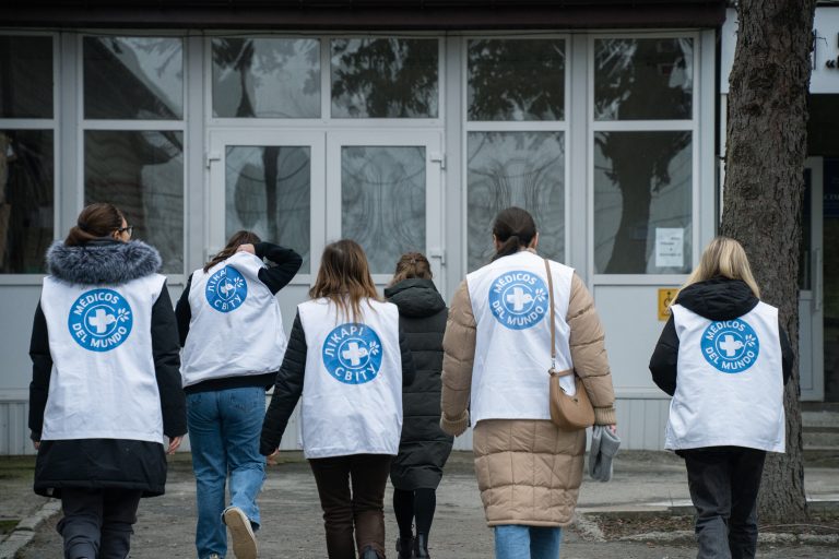 Cooperantes de Médicos del Mundo en un centro sanitario de Ucrania que trabajan por la protección para la población civil