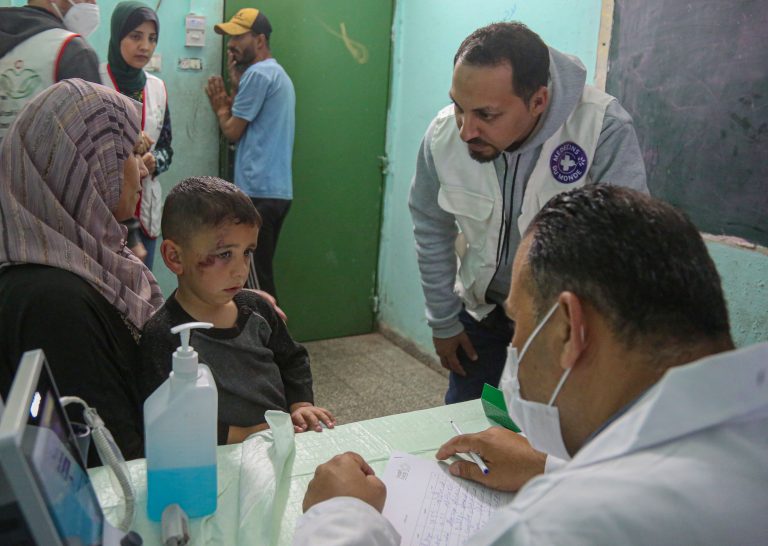 Personal sanitario de nuestra clínica móvil en rafah