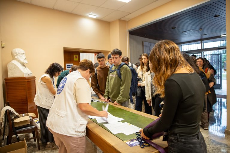 Acogida de personas asistentes al III Congreso Internacional de Accesibilidad a los Sistemas Públicos de Salud.