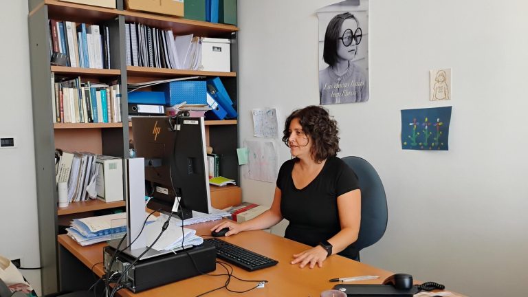 Bárbara Oliván en su despacho de la Universidad de Zaragoza donde nos atendió con motivo de la conmemoración del Día Mundial de la Salud para responder a nuestras preguntas en el marco del III Congreso de Accesibilidad a los Sistemas Públicos de Salud.