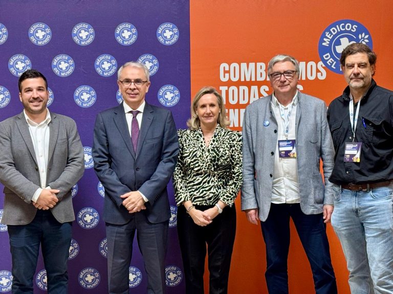 Álvaro Couceiro, asesor de la Consejería del Área de Políticas Sociales del Ayuntamiento de Zaragoza; José Ángel Castellanos, vicerrector de Política Académica de la Universidad de Zaragoza; Ana Cristina Castillo, directora gerente del Servicio Aragonés de Salud; José Fernández, presidente de Médicos del Mundo; y Luis Gimeno, médico especialista en Medicina de Familia y Comunitaria y co-director del Congreso.