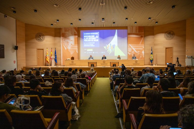 Inicio del Congreso de Accesibilidad a los Sistemas Públicos de Salud en el Aula Magna de la Facultad de Medicina.