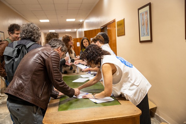 Acogida de personas asistentes en la Facultad de Medicina de Zaragoza.