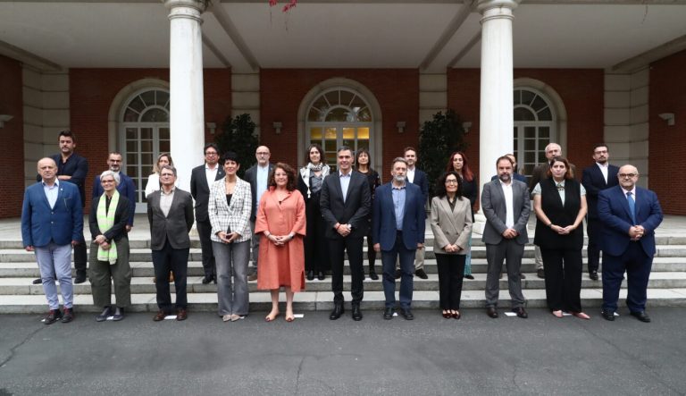 2024 7 octubre Pedro Sánchez y la ministra de Inclusión, Seguridad Social y Migraciones junto a representantes de las organizaciones sociales en Moncloa.