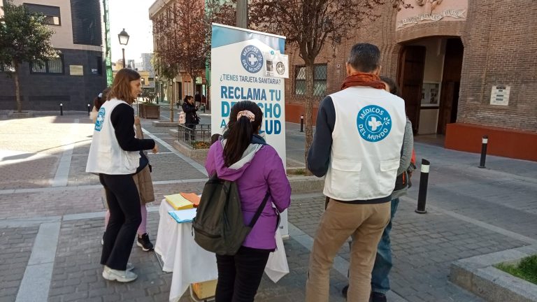 ES_Masdrid_2023_El Equipo de Médicos del Mundo en la actividad de acercamiento en calle a personas en situación de vulnerabilidad sanitaria, para informar sobre el Derecho a la salud en Usera.