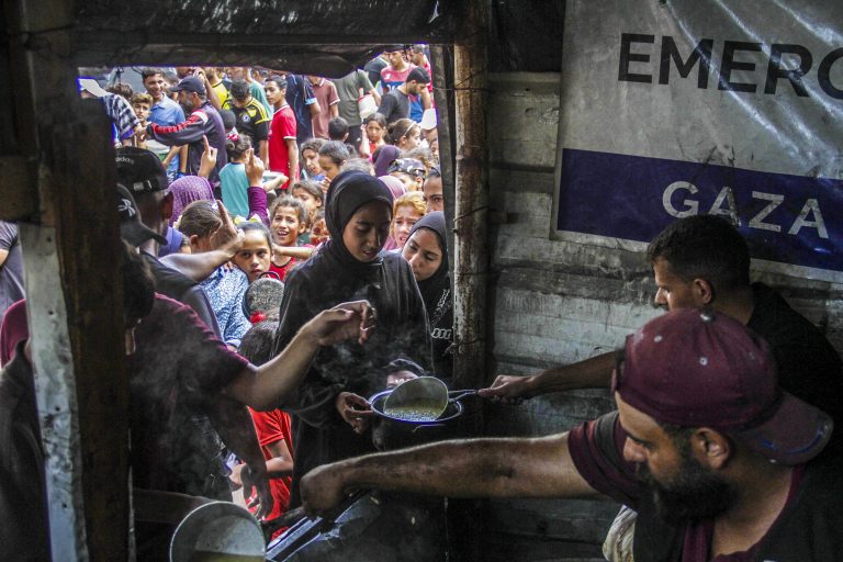 Mahmoud Issa Palestinos viviendo en el campod erefugiados de Jabalia de la ciudad de Gaza forman una larga cola para recibir alimentos distribuidos por una ONG